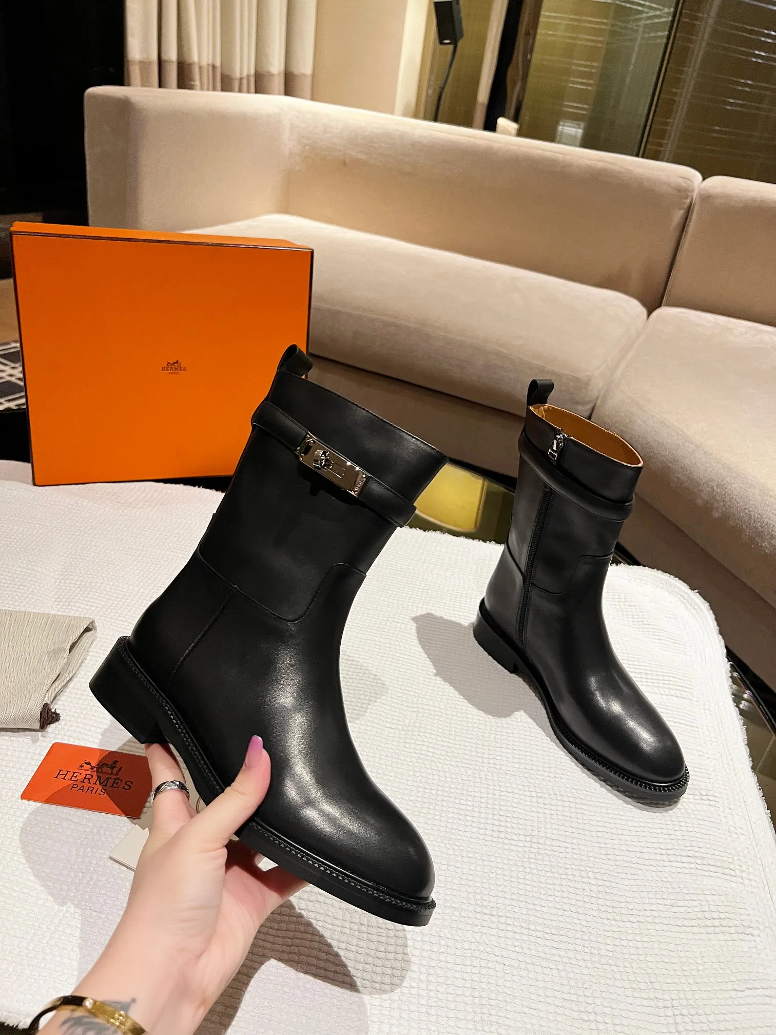👟👟Ex-factory price 640👟👟 Top version Purchase the original 3D three-dimensional last leg craft boot shaft that does not deform in three dimensions H Home 2025 autumn and winter new HERMES Hermès classic long boots, naturally have unique craftsmanship and quality. The leather of this boot is all imported and customized, and the inner material is also imported custom cowhide. It is easy to wear, comfortable and looks good in everything. It is a must-have autumn and winter style, and the style lasts forever. It is a knight boot that will never go out of style no matter how you wear it. Upper: Imported original calfskin Lining: Imported cowhide lining Size: Female 35-39 (40 41 non-returnable and non-exchangeable)